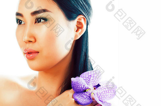 年轻漂亮的亚洲女士，带紫色兰花，近距离隔离spa，妇女节概念