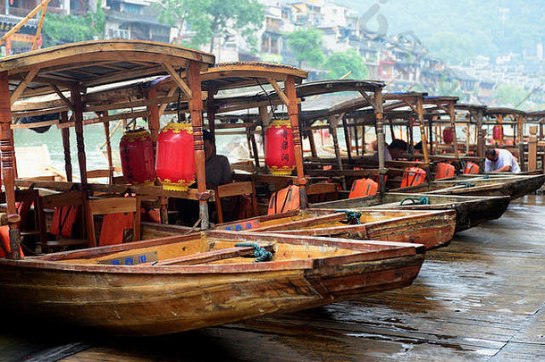 木船或舢板是探索位于自治区<strong>凤</strong>凰古城的沱江的首选旅游工具