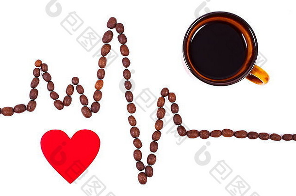 烘焙咖啡粒、咖啡杯和白色背景上红色心脏的心电图线、心电图心律、药物