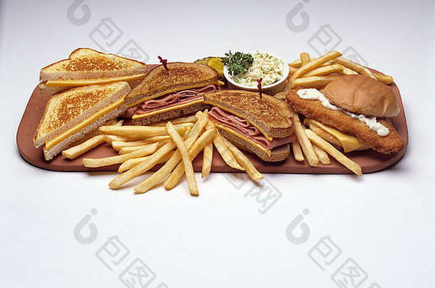 各种各样的分类三明治烤奶酪他菲力鱼科尔卷心菜沙拉凶悍的人酱汁海鲜芯片法国弗莱薯条