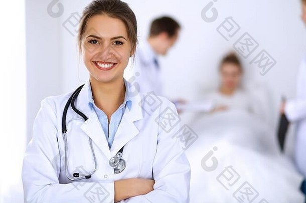 女医生在床上微笑，病人和两<strong>名医</strong>生在床上