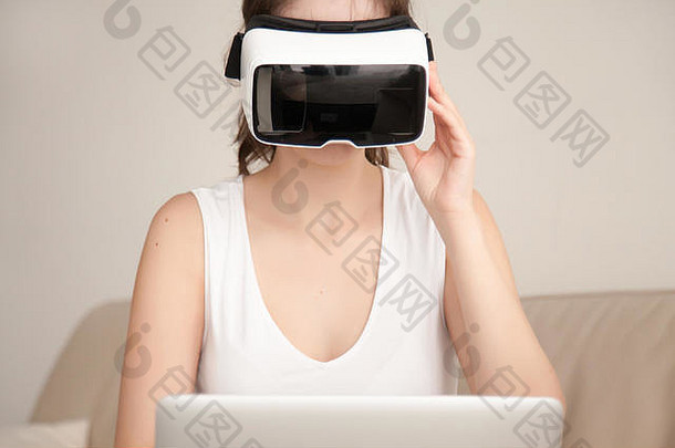 耳机移动PC年轻的女人穿虚拟现实玻璃