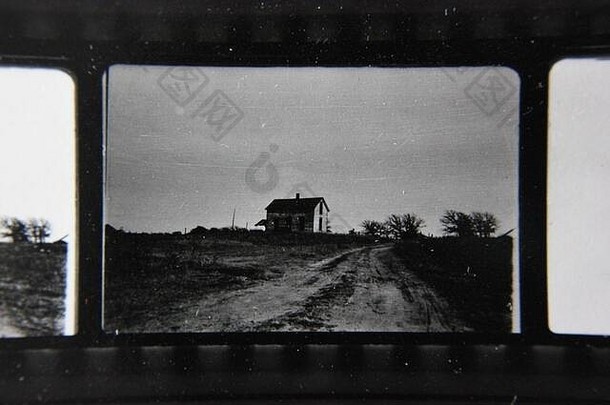精致的70年代复古隐形印花黑白极端摄影，拍摄一个偏僻私密地区的乡村小屋。