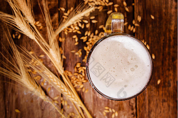 视图玻璃光啤酒泡沫小麦分支小麦木表格背景
