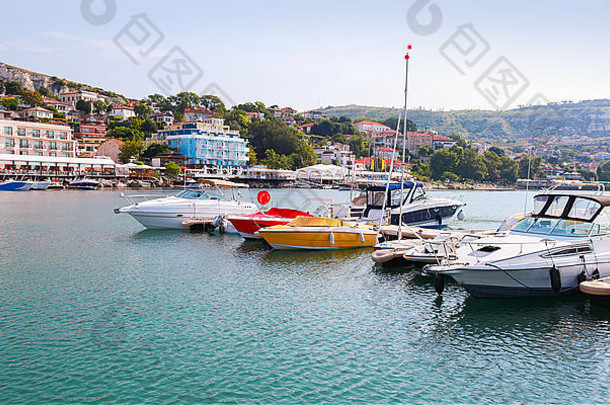 游艇快乐电动机船停泊玛丽娜巴尔奇克保加利亚