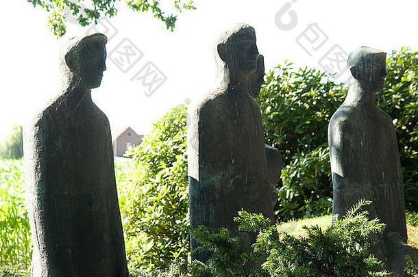 埃米尔·克里格（Emile Krieger）在佛兰德斯兰格马克德国公墓（一战遗址）的四座雕塑