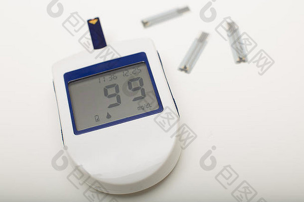 小型便携式数字血糖仪，供糖尿病患者使用，用于自我监测和使用血矛刺破手指治疗疾病。数据a