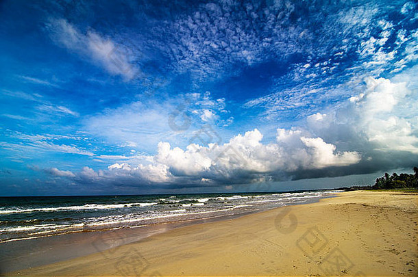 斯里兰卡尼拉维利美丽的海滩。