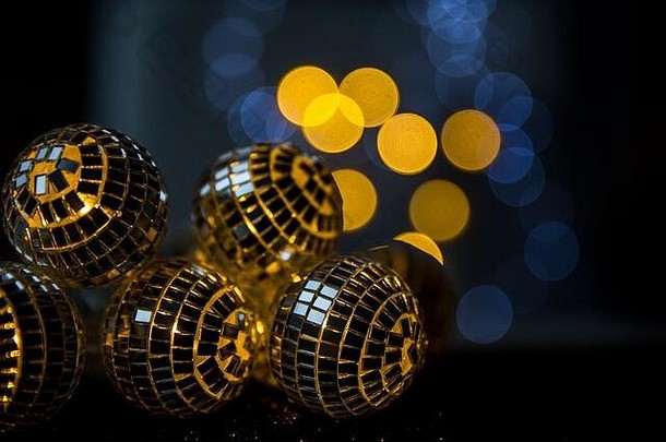 特写镜头水晶球装饰圣诞节晚上闪亮的背景灯