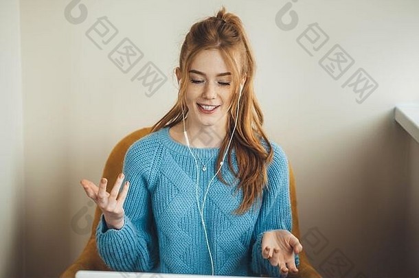 有雀斑的姜汁女人在家里用笔记本电脑在禁闭期间上网络课