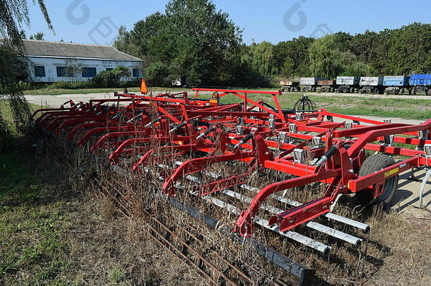 拖拉机和联合收割机的拖车挂接装置。农业机械用拖车。