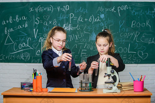学校项目调查。学校实验。科学概念。对自然科学有深入研究的学生。女孩们忙着证明她们的假设。私立学校。