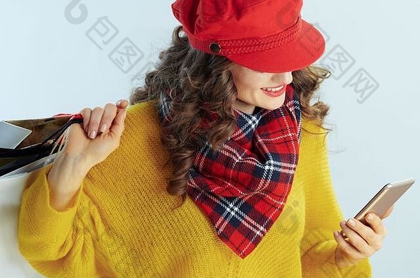 微笑时尚的女人长浅黑肤色的女人头发毛衣围巾红色的他购物袋使在线购物电子商务网站孤立的