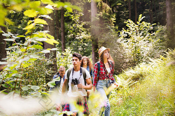 青少年背包徒步旅行森林夏天假期