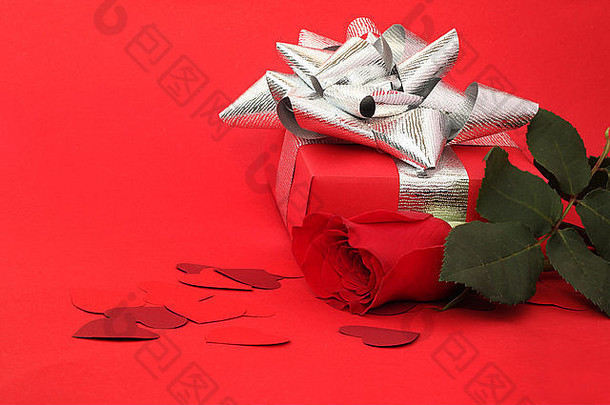 红色背景上的玫瑰、礼物和红<strong>心</strong>，情人节