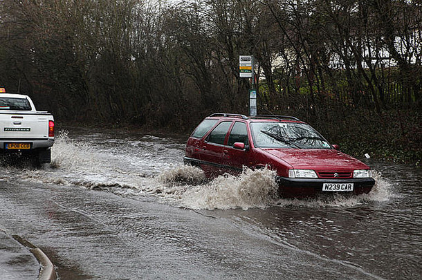 二月，一辆汽车驶过埃塞克斯哈洛洪水泛滥的道路。水涨到了颠簸的地方