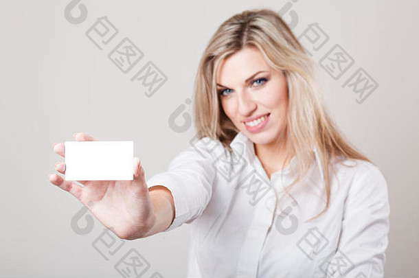 美丽的女商人手持白色背景的模拟名片