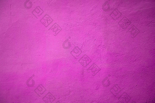 用灰泥覆盖的粉红色墙壁的特写。灰色背景