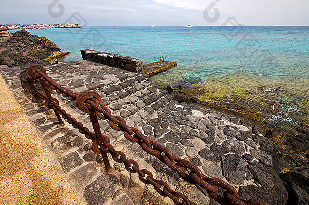 码头<strong>锈迹</strong>斑斑的水上游艇游艇海岸线和西班牙兰萨罗特的夏季