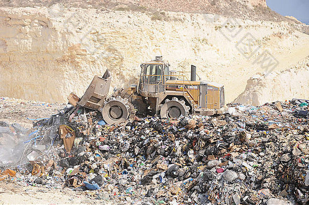 推土机压实浪费垃圾填埋场网站马格塔布马耳他
