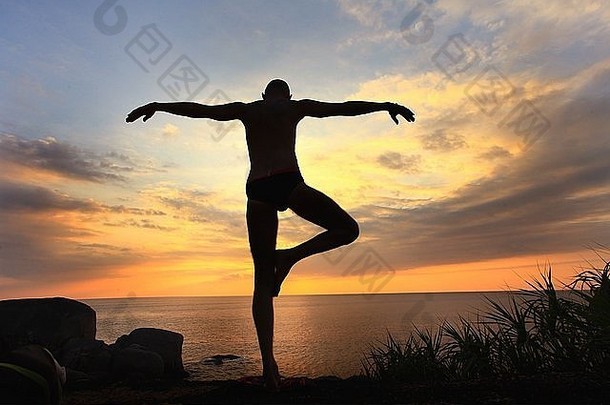 瑜珈修行者在日落时在海上冥想
