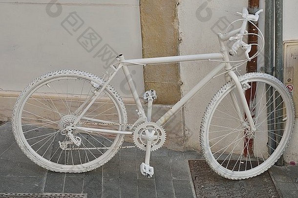 葡萄牙科英布拉街头墙上的白色自行车
