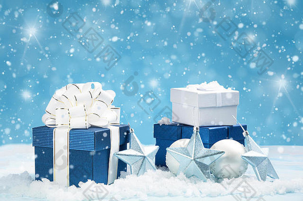 圣诞装饰的蓝色礼品盒