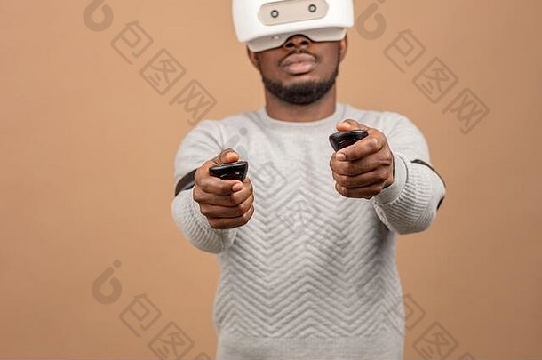 戴着虚拟现实眼镜的人现在正在玩3D游戏，但人类站在一个<strong>新时代</strong>的门槛上，从现实世界控制虚拟现实中的对象
