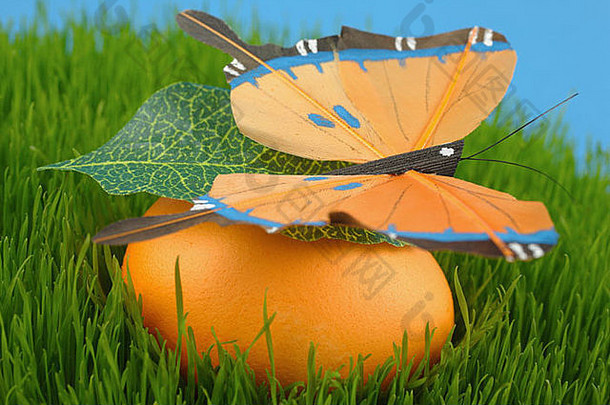 草地上的橙和复活节彩蛋