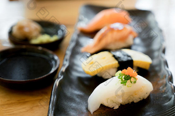 各种各样的寿司拼盘。生鱼寿司。日本菜。日本餐厅的三文鱼烧、三文鱼、ika和tamago寿司。
