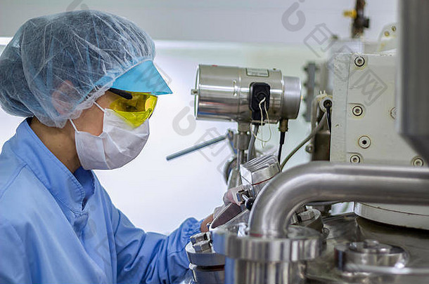 制药技术员作品无菌工作条件制药工厂女工人穿保护服装