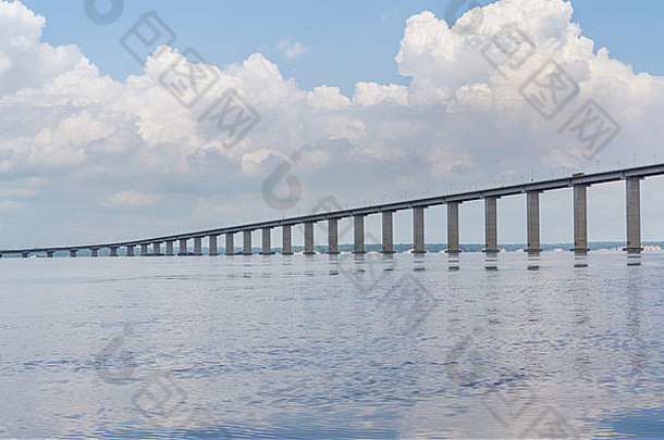 马瑙斯-伊兰杜巴大桥，在巴西也被称为内格罗桥