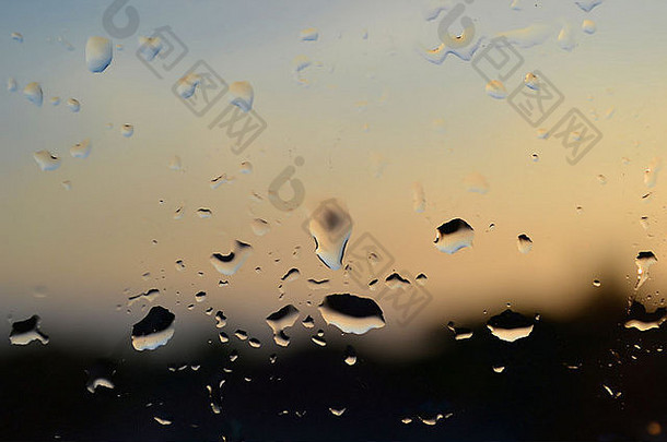 雨后窗户上的雨滴