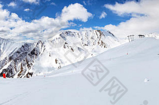 奥地利蒂罗尔的塞弗斯滑雪区冬季全景图。