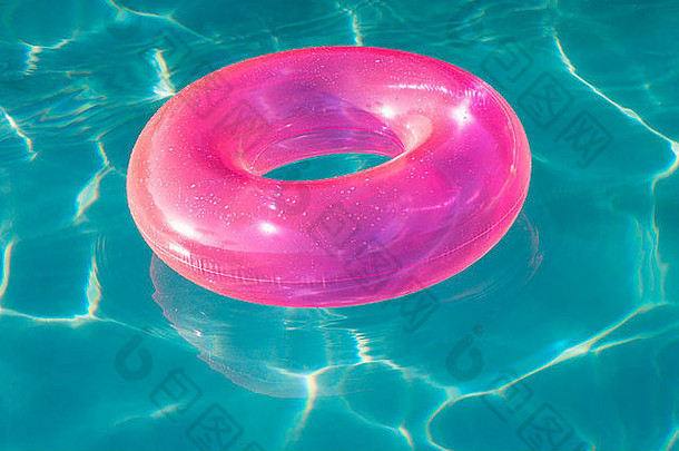 粉红色的浮动管浮动游泳池