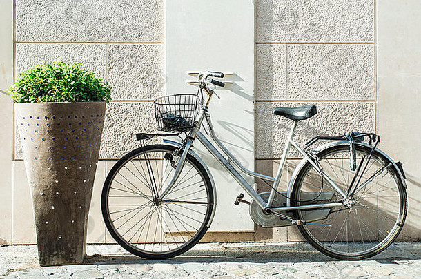 意大利自行车阳光古老的建筑