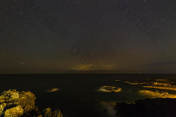 西班牙拉帕尔马洛斯卡霍斯海岸线上方的星星，俯瞰特内里费。
