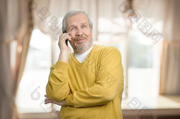 高加索老爷爷打电话的画像。