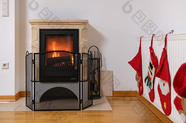 平铺的炉子火燃烧内部舒适的温暖的室内场景加热冬天圣诞节装饰墙