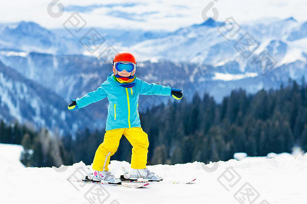 孩子们在山上滑雪。滑雪学校的孩子。儿童冬季运动。全家在阿尔卑斯山过圣诞节。孩子们学习下坡滑雪。阿尔卑斯山