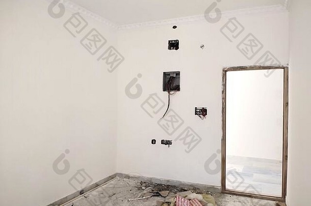 白砖墙上未完工的电气钢接线盒。家居电气工作，家居配线维修。升级电力系统