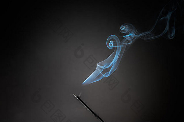 烟熏香，黑色背景上有烟。纯放松主题，烟蒸汽，烟波，雾和雾效果