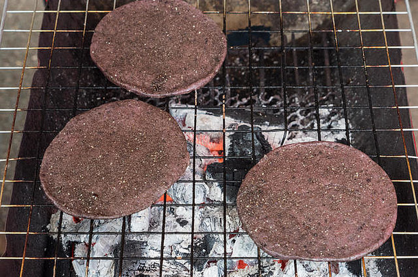黑色的黏糊糊的大米芝麻种子砂浆烤炉子出售旅行者当地的市场北部泰国