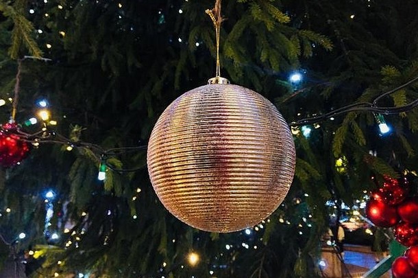 挂在圣诞树上的金饰品