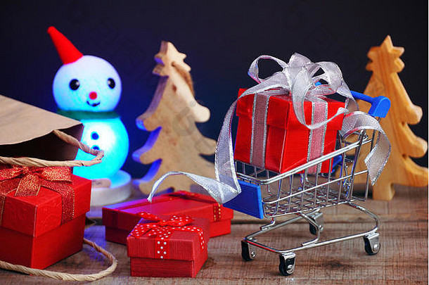 红色的礼物盒子小车礼物盒子游戏纸袋圣诞节树黑色的背景黑色的星期五购物概念