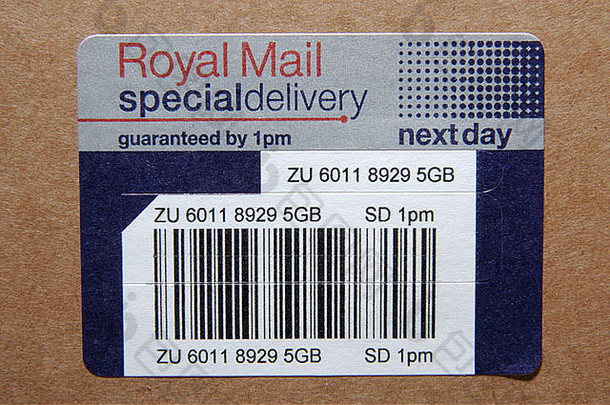 包裹上皇家邮政特快专递标签的特写镜头，带有追踪条形码