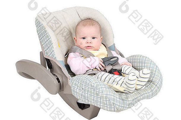 在白色背景上隔离的儿童汽车座椅中的婴儿