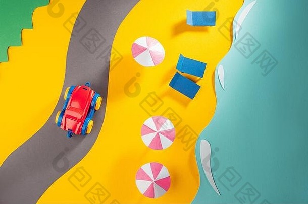 红色的玩具车移动路与海滩