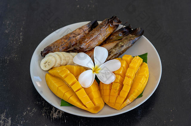 泰国风格甜点黄色的芒果香蕉黏糊糊的大米棕榈叶子黄色的芒果黏糊糊的大米受欢迎的传统的食物泰国关闭