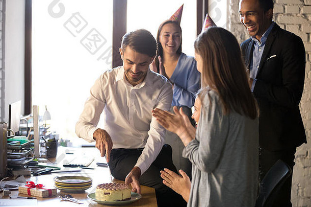 员工在办公室庆祝<strong>生日</strong>，商人切蛋糕